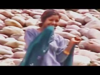 Indický ženy koupání na řeka akt skrytý vačka vide