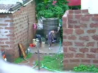 Uita-te acest două superb sri lankan adolescent obtinerea baie în afara