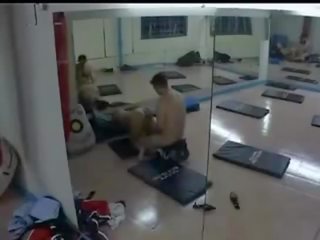 Indisch teenager im fitnesscenter teil ii