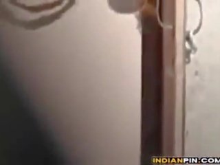 India watched oleh sebuah orang yang menikmati melihat seks mandi di luar