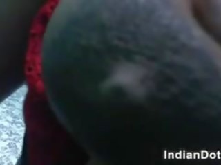 Žavus indiškas pupytė milks jos krūtys