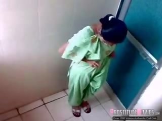 Indiano signore filmato su spiare camma in un pubblico toilette