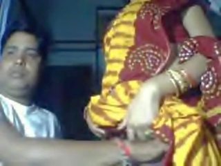 Delhi wali sexig bhabi i saree exponerad av makens för pengar