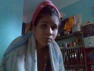 อินเดีย ป้า การสวมใส่ saree เพียงแค่ หลังจาก การอาบน้ำ
