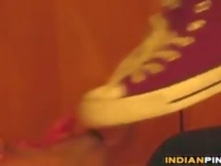 Ινδικό γυναίκα κυρίαρχος έχει αυτήν πόδια worshipped