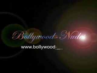 Bollywood ritual de dorință și dansand în timp ce ea a fost singur