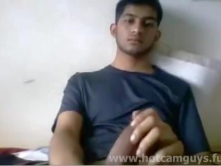 Outstanding encantador india muchacho tirones apagado en cámara