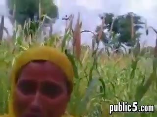 Indiane flashes të saj pidh në një fushë