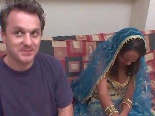 Indisch prostituee en geil blank meesteres hebben interraciaal neuken sessie